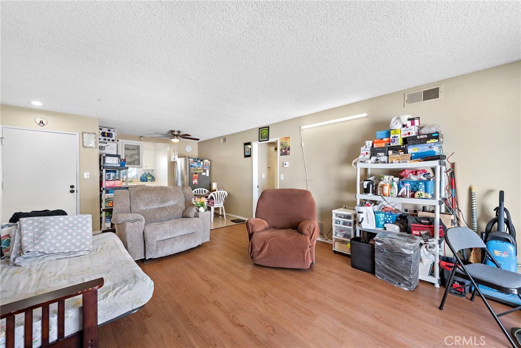 2025 Oxford Avenue 5