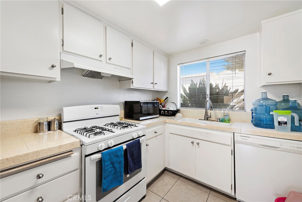 2025 Oxford Avenue 5