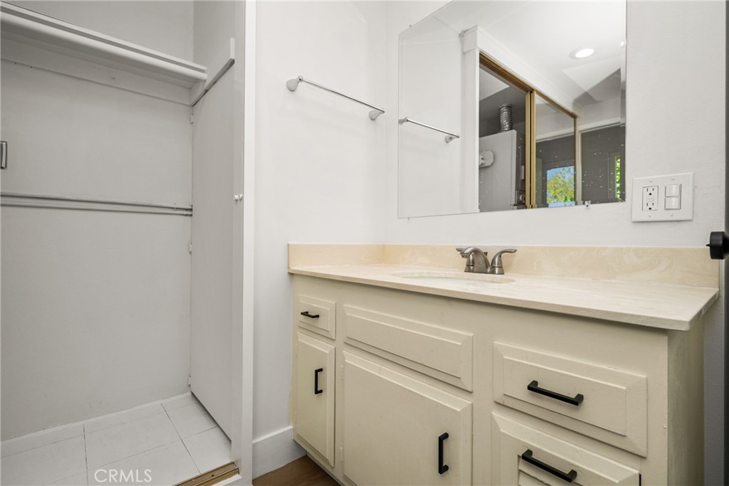 2193 Via Mariposa E O