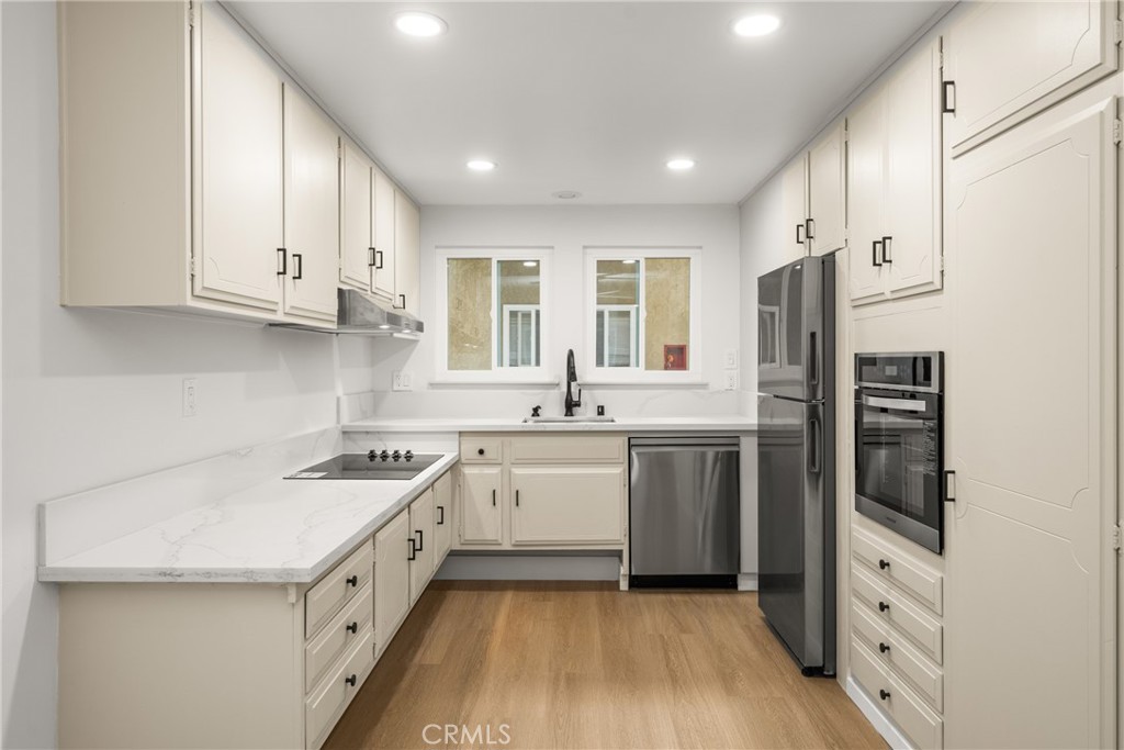 2193 Via Mariposa E O