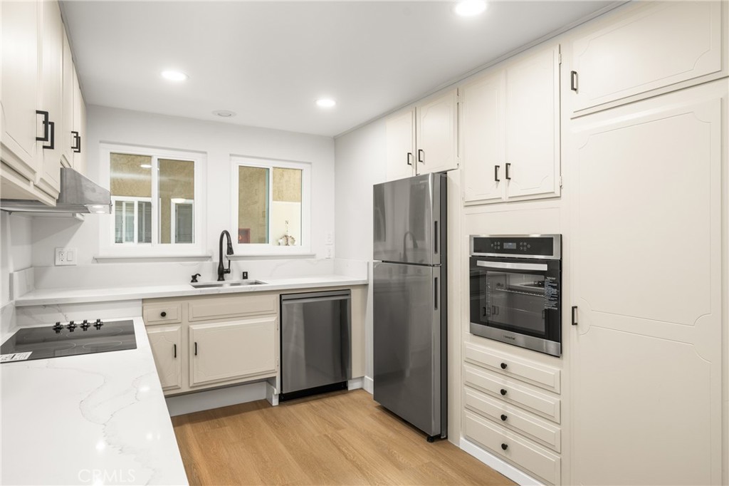 2193 Via Mariposa E O