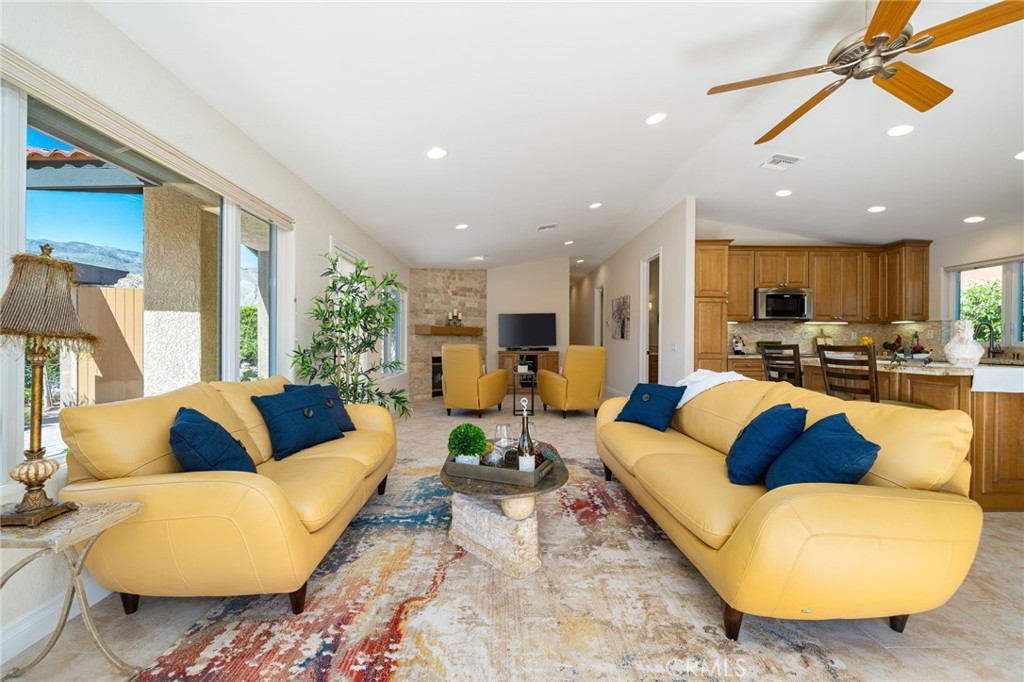 54985 Avenida Carranza