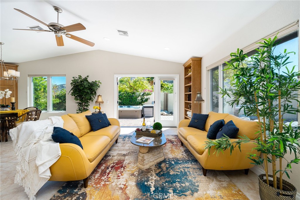 54985 Avenida Carranza