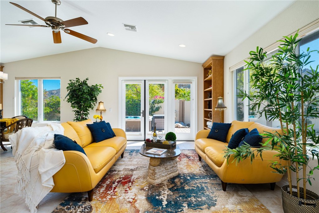 54985 Avenida Carranza