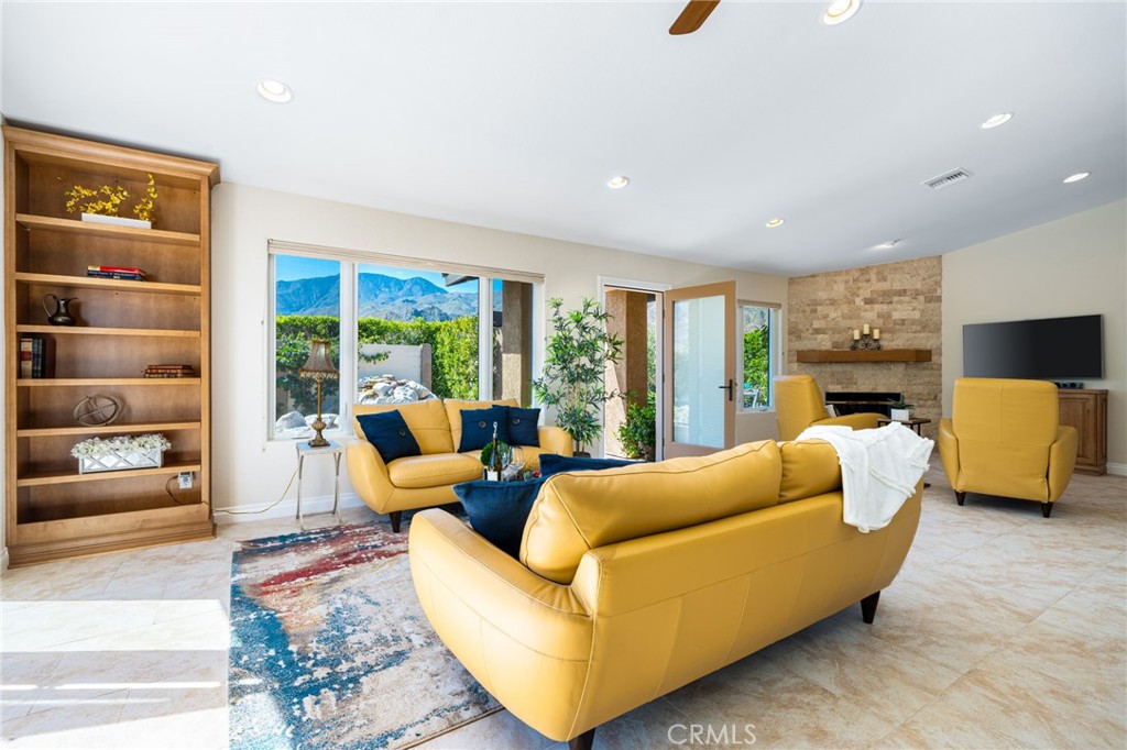 54985 Avenida Carranza