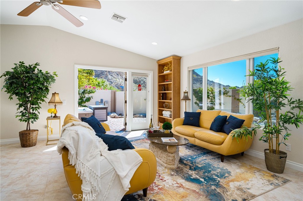 54985 Avenida Carranza