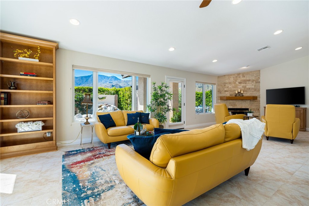 54985 Avenida Carranza