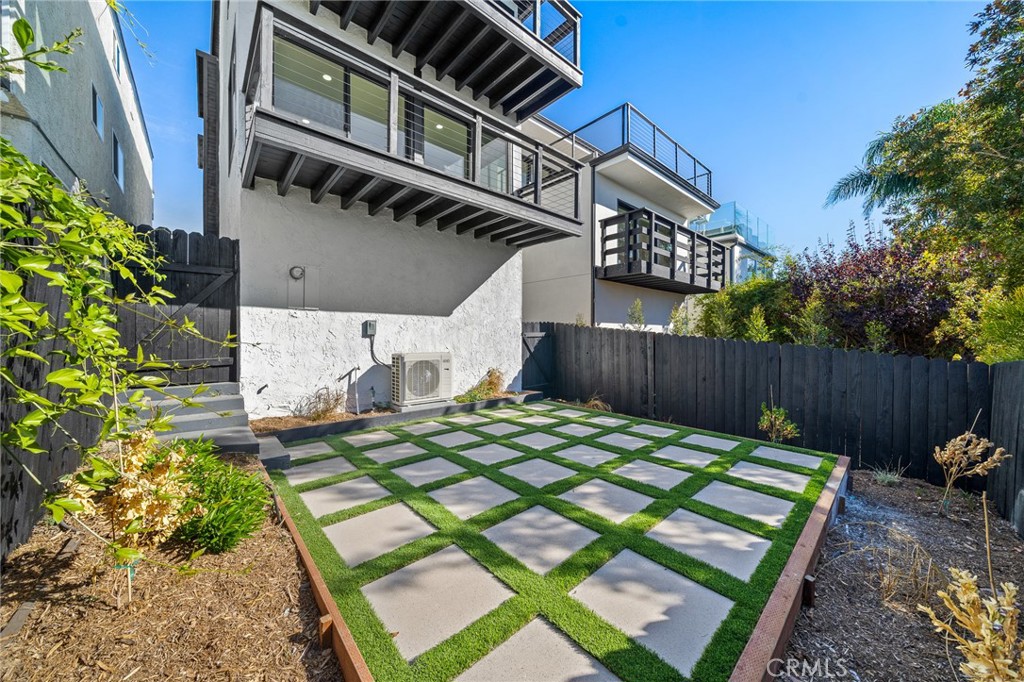 875 Santa Ana Street