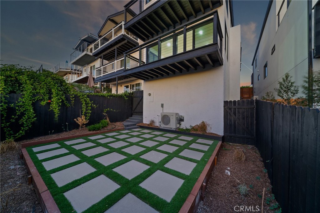 875 Santa Ana Street