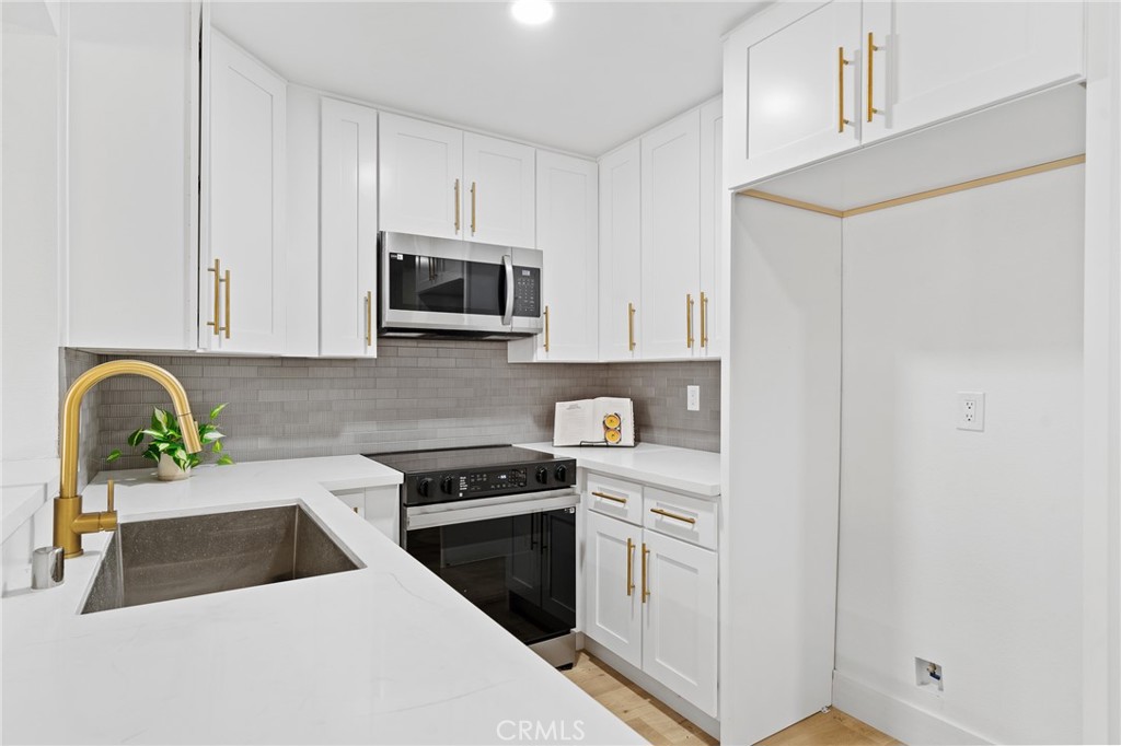 1400 W Edgehill Road 17