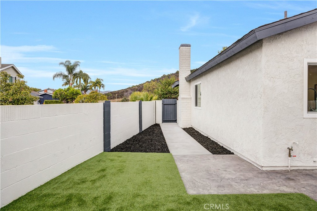 22591 Via Santa Maria