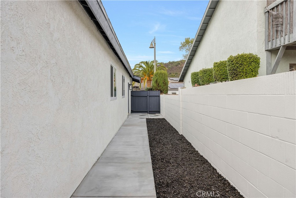 22591 Via Santa Maria