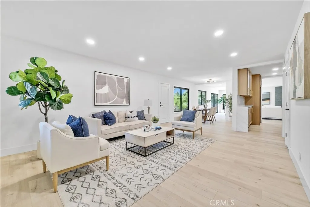 826 E Cameron Avenue