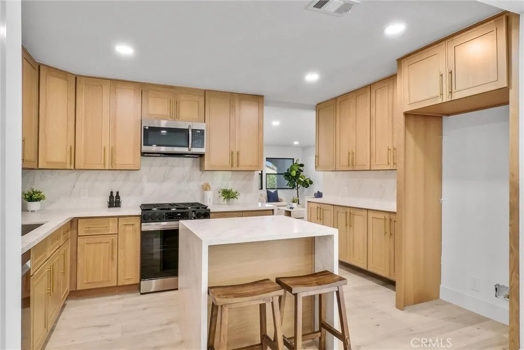 826 E Cameron Avenue