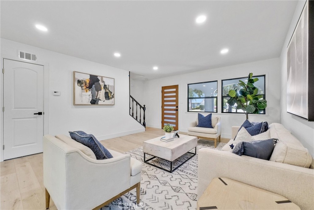 826 E Cameron Avenue