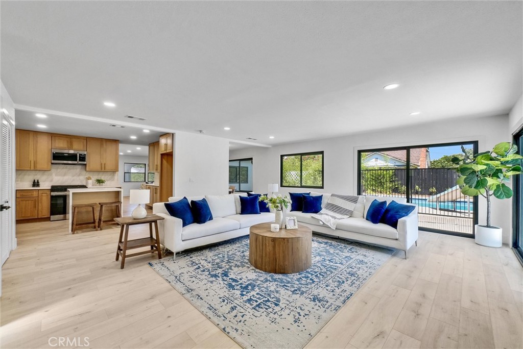 826 E Cameron Avenue