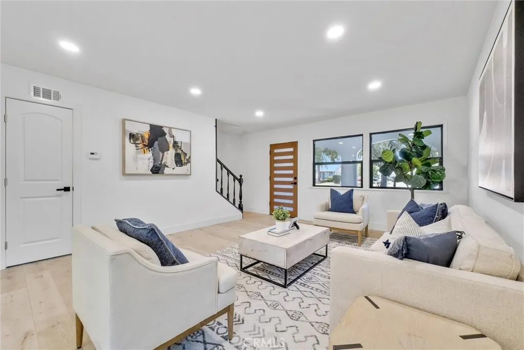 826 E Cameron Avenue