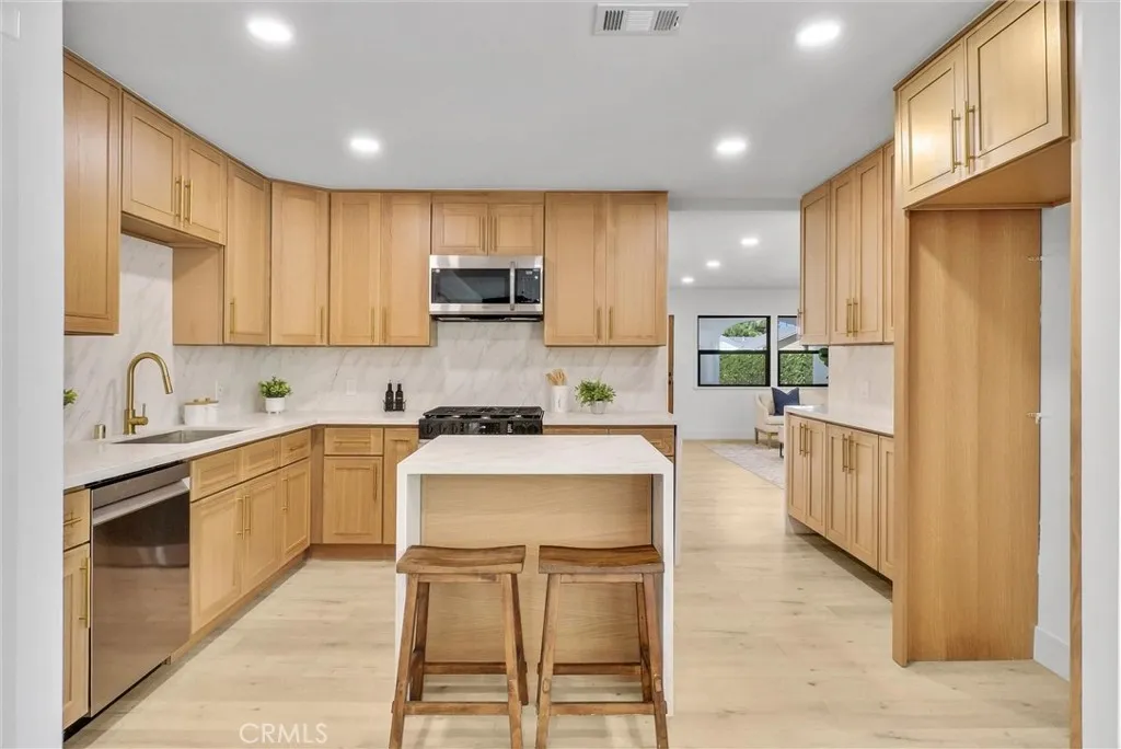 826 E Cameron Avenue