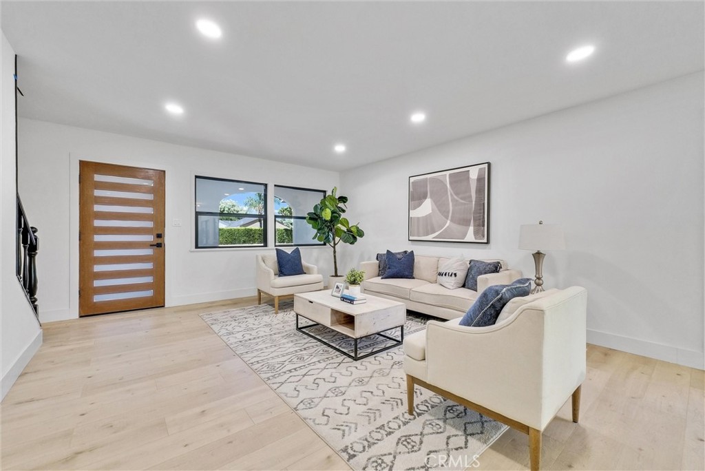 826 E Cameron Avenue