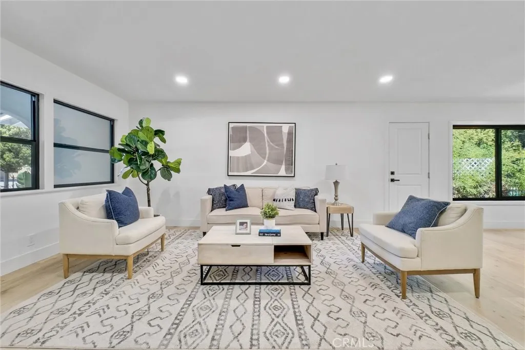 826 E Cameron Avenue