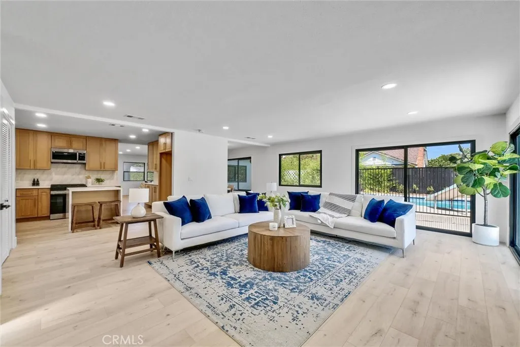 826 E Cameron Avenue