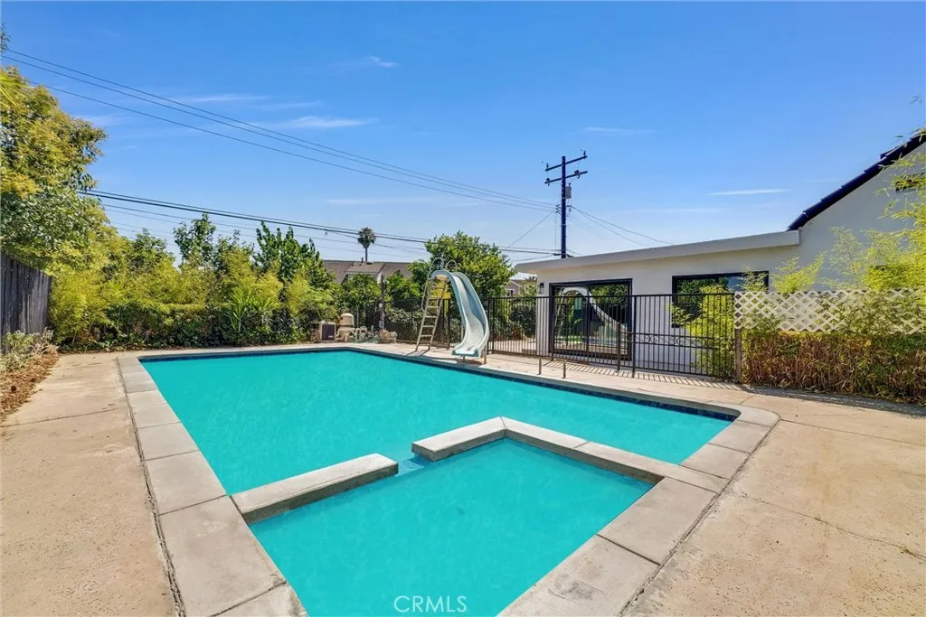 826 E Cameron Avenue