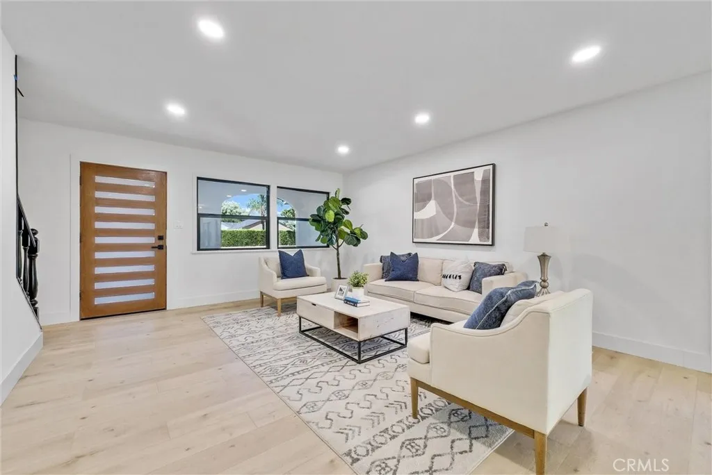 826 E Cameron Avenue