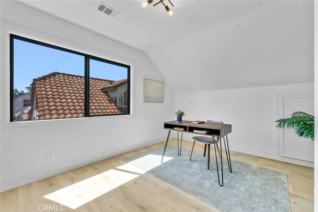 826 E Cameron Avenue