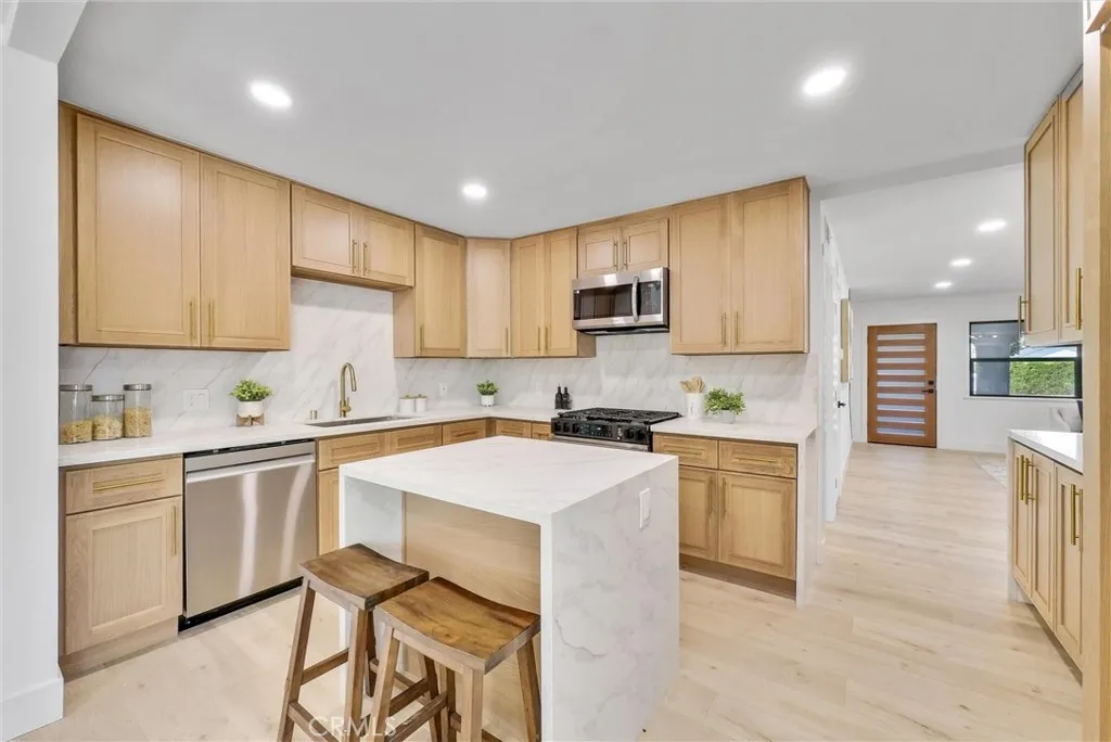 826 E Cameron Avenue