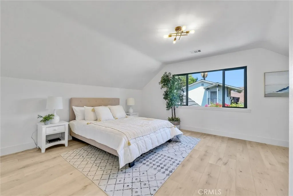 826 E Cameron Avenue