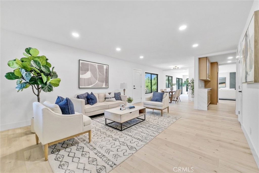 826 E Cameron Avenue