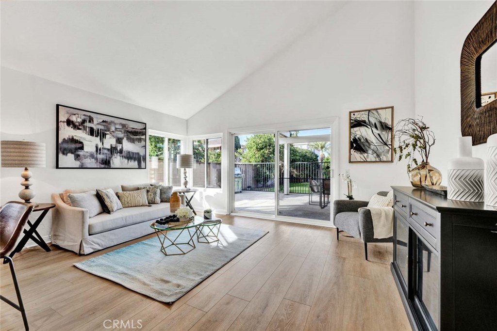 10411 Calle Independencia