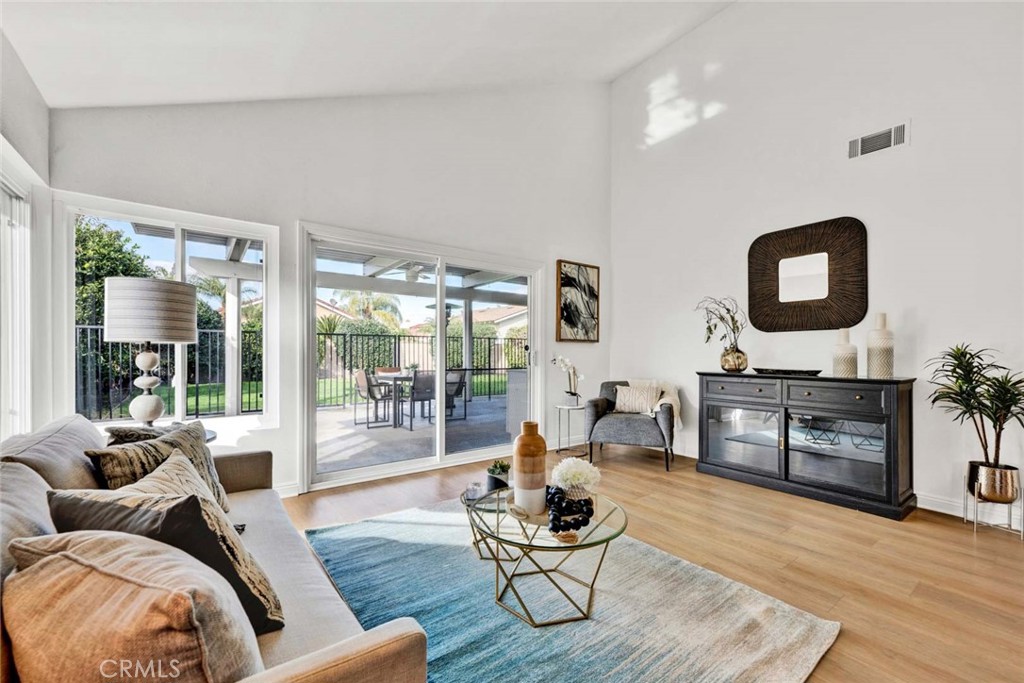 10411 Calle Independencia