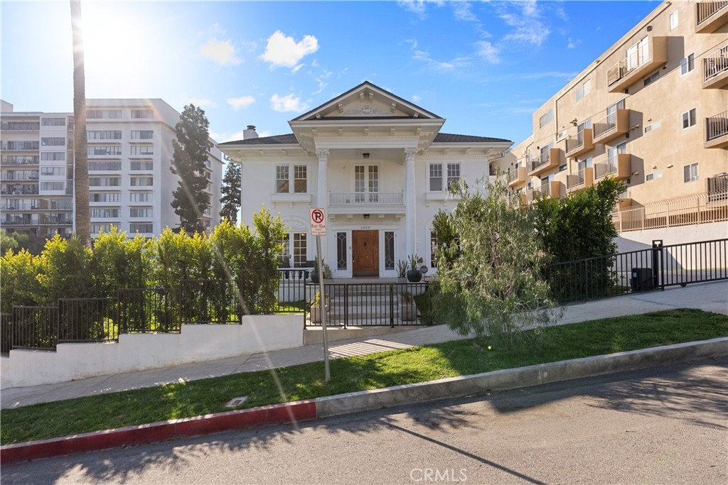 1905 Grace Avenue