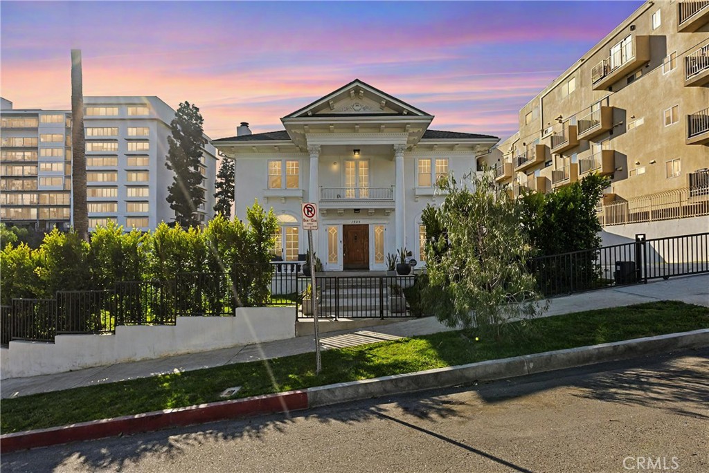 1905 Grace Avenue