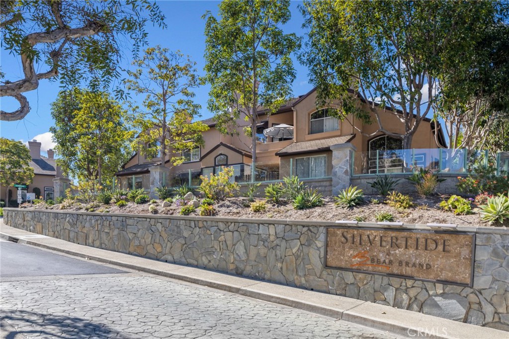 12 Baycrest Place