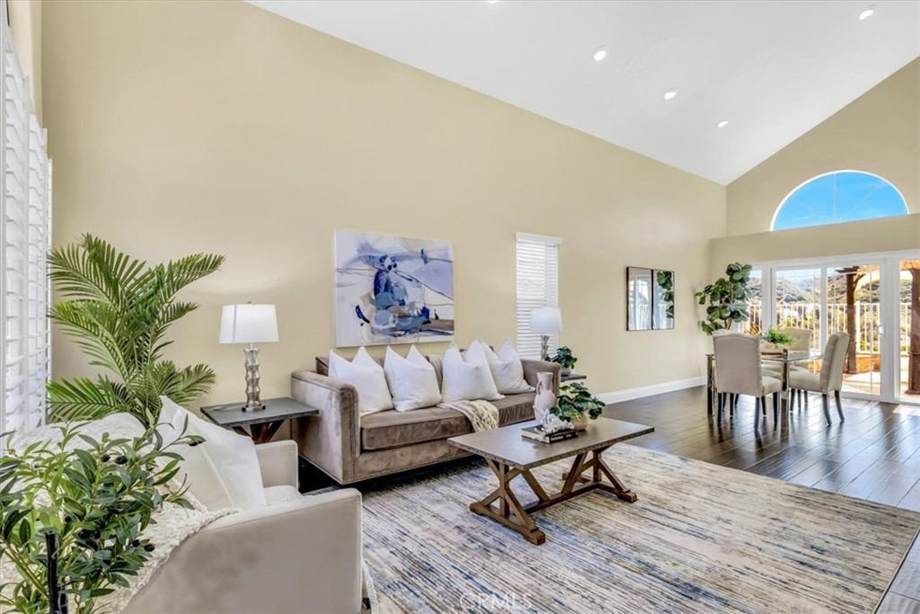 1503 Avenida De Nogales