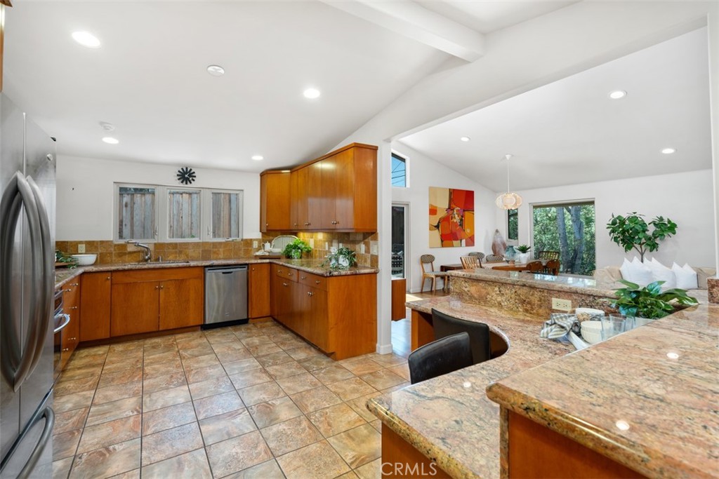 2377 Silver Ridge Avenue