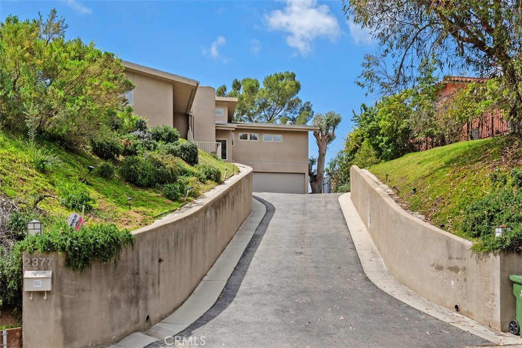 2377 Silver Ridge Avenue