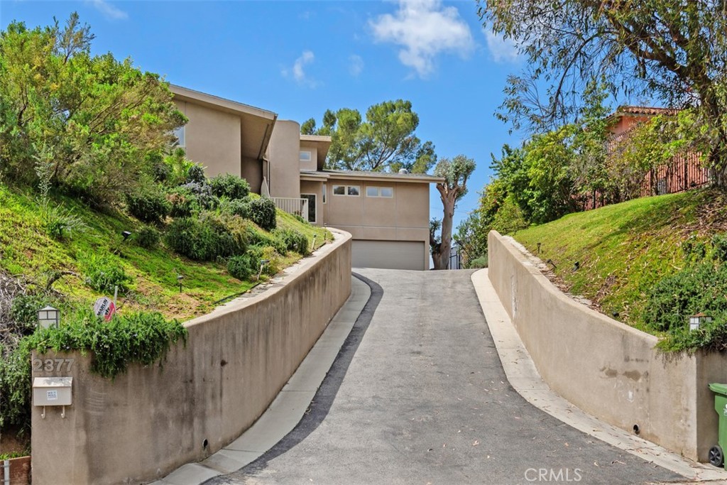 2377 Silver Ridge Avenue