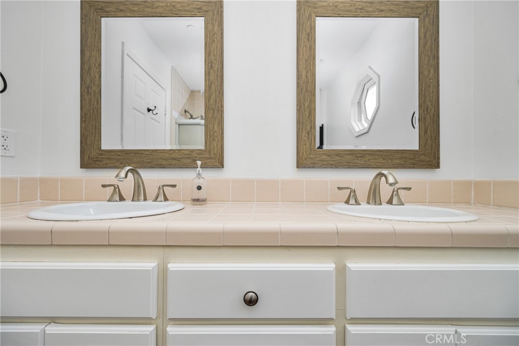 34088 Crystal Lantern Street