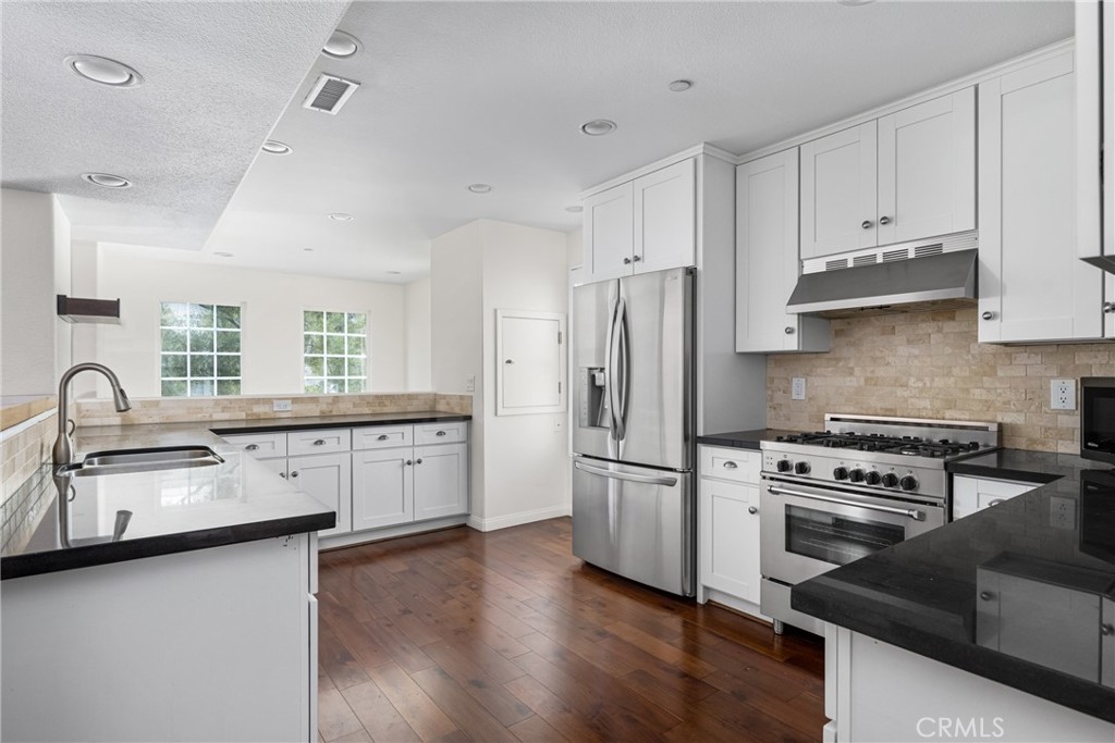 34088 Crystal Lantern Street