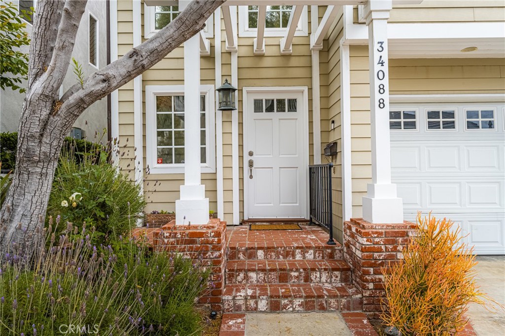 34088 Crystal Lantern Street