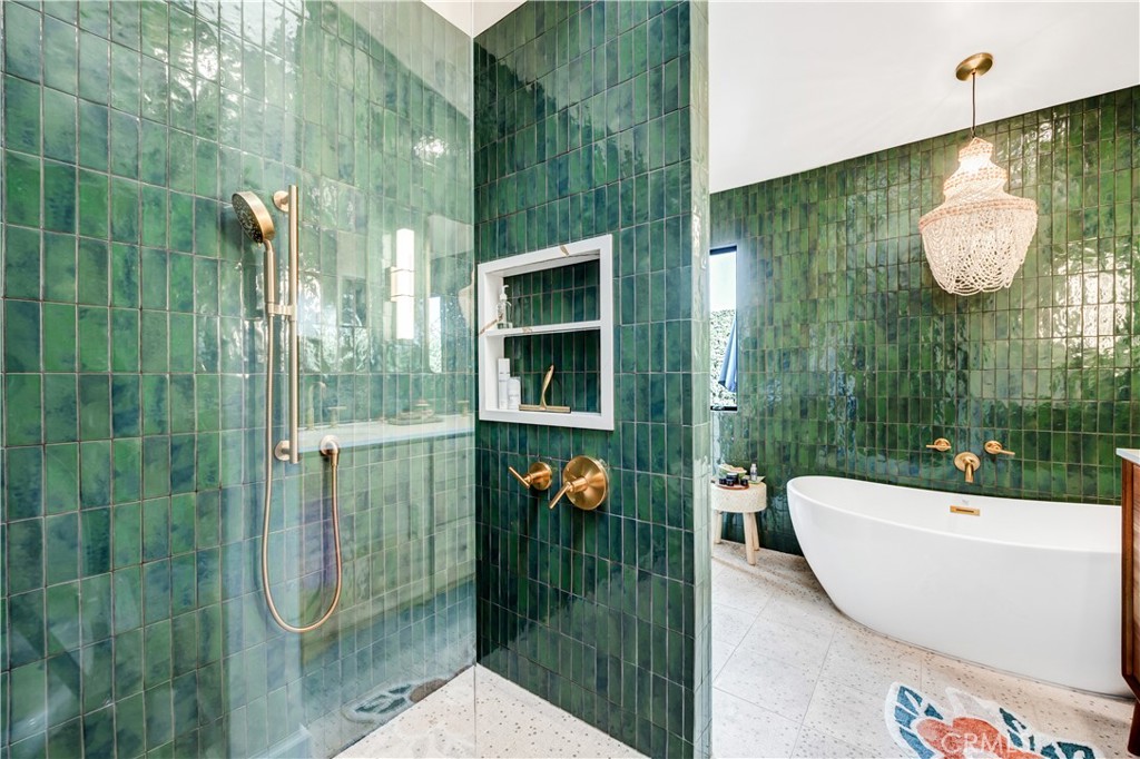 187 S Shattuck Place