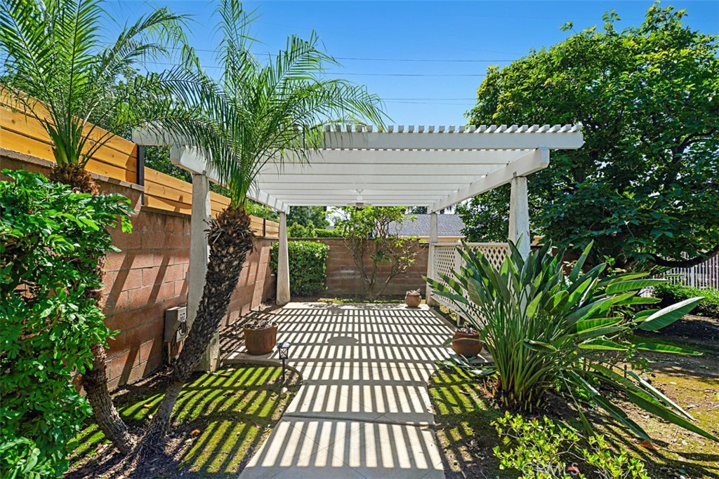 1604 N Laurel Avenue