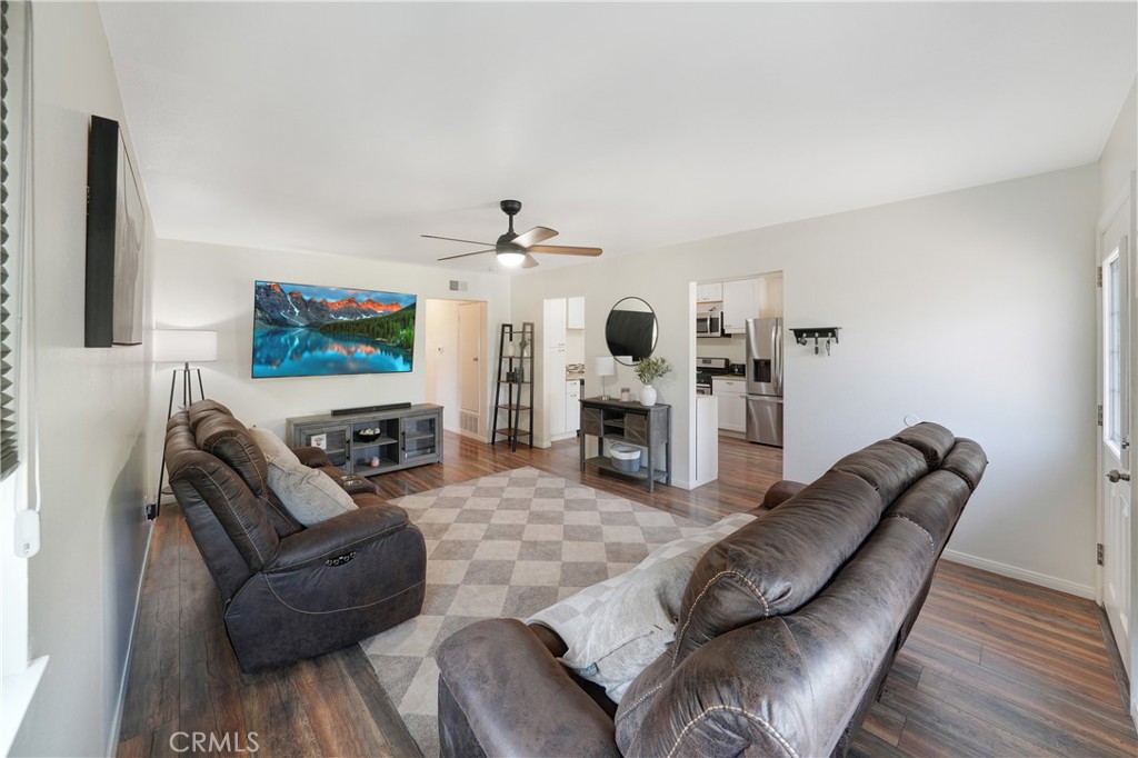 338 E Palmdale Avenue 4