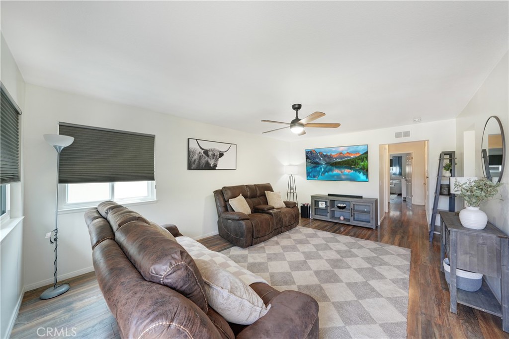 338 E Palmdale Avenue 4