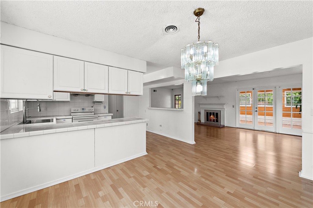 3137 W Olinda Ln