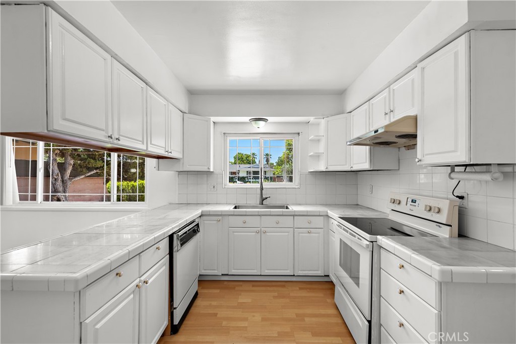 3137 W Olinda Ln