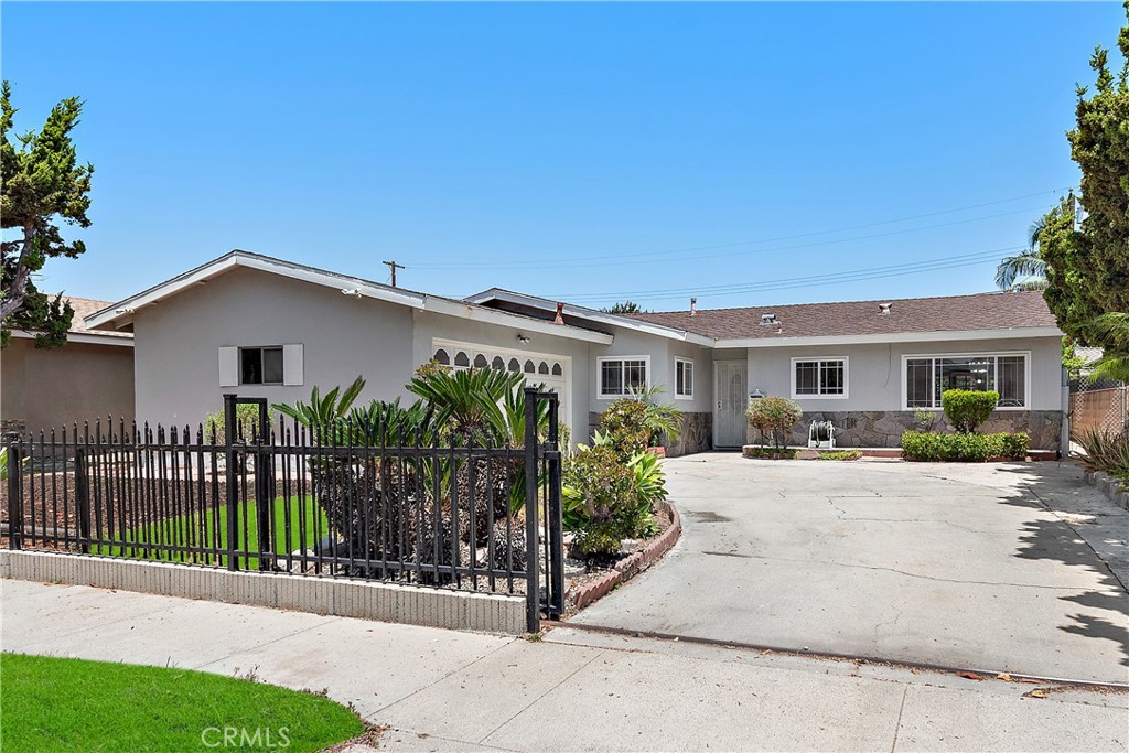 3137 W Olinda Ln
